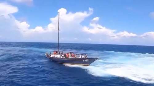 Κεφαλονιά: Καρέ καρέ η επιχείρηση του Λιμενικού σε ιστιοφόρο γεμάτο με μετανάστες {Βίντεο]