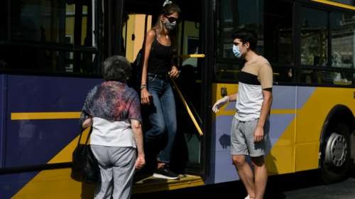 Αγιος Στέφανος: 15χρονος επιτέθηκε με πέτρες σε λεωφορείο και έσπασε τα τζάμια του - Συνελήφθη και η μητέρα του