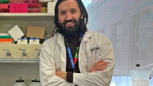 Διδάκτωρ Μοριακής Βιολογίας Ι. Πρασσάς: Υπερμεταδοτική και ανθεκτική στο εμβόλιο η μετάλλαξη Όμικρον