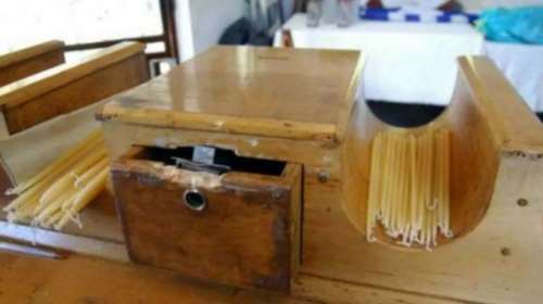 Αναψαν τα αίματα σε εκκλησία στην Καλλιθέα: Ιερέας πιάστηκε στα χέρια με πιστό επειδή άφησε σοκολατάκι στο παγκάρι