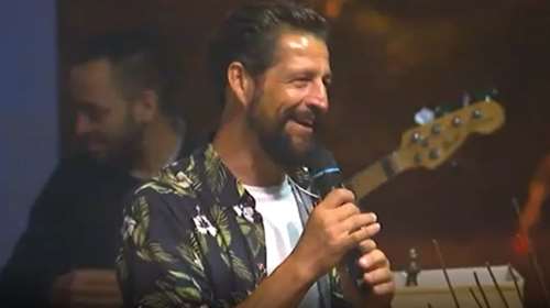 Survivor | Όταν ο Απόστολος Ρουβάς τραγούδησε Σάκη Ρουβά