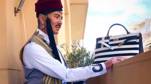 Ο Λάκης Γαβαλάς γιορτάζει την 25η Μαρτίου ντυμένος τσολιάς: Το σύνολο συμπληρώνει τσάντα στα χρώματα της γαλανόλευκης