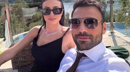 Μια ματιά στο πολυτελές σαλόνι του Ανδρέα Γεωργίου: Το μαρμάρινο τζάκι και οι φωτογραφίες με τους παπούδες του