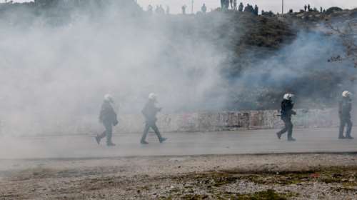 &quot;Μάχη&quot; στη Μόρια: Μαχαίρωσαν 19χρονο για ένα κινητό τηλεφωνο - Χημικά από τα ΜΑΤ για να χωρίσουν τους μετανάστες