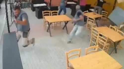 Κόβει την ανάσα το βίντεο με ντεπόζιτο που &quot;προσγειώνεται&quot; σε 5 φίλους σε καφενείο της Κρήτης!