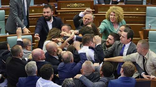 Ρινγκ η Βουλή στο Κόσοβο: Επεισόδια με σπρωξίματα και γροθιές, εκσφενδόνισαν μπουκάλια - [Βίντεο]