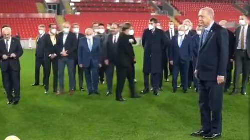 Ο Ερντογάν με κοστούμι εκτέλεσε πέναλτι και ο βουλευτής - τερματοφύλακας το &quot;έφαγε&quot; χαλαρά [βίντεο]