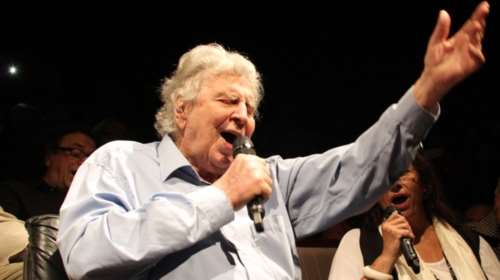 Είναι επίσημο! Η ζωή του Μίκη Θεοδωράκη στη μεγάλη οθόνη - Ποιος θα τον υποδυθεί;