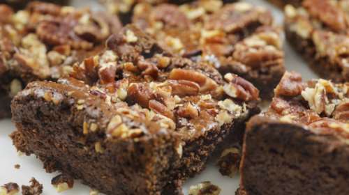 Νηστίσιμο και αρωματικό κέικ με ταχίνι και κομμάτια σοκολάτας