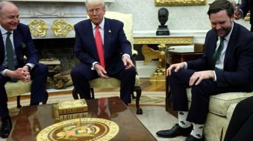 Πώς ο Τραμπ &quot;έχασε τα λόγια του&quot; στο Οβάλ Γραφείο- Και άρχισε να σχολιάζει τις παρδαλές κάλτσες του Βανς
