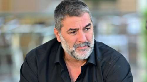 Αγνώριστος ο Βασίλης Μπισμπίκης σε θεατρική παράσταση του 2005