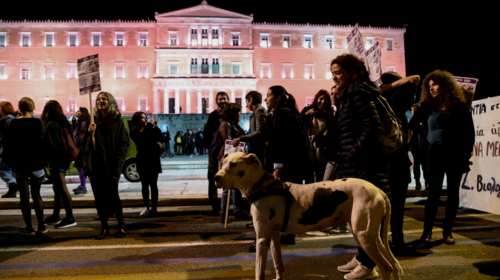 Βουλή: Ακυρώθηκαν τα πρόστιμα στις 9 γυναίκες μέλη φεμινιστικών οργανώσεων για την παρουσία τους στο Σύνταγμα