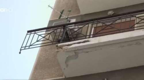 Παρ&#39; ολίγο τραγωδία στον Πειραιά: Αποκολλήθηκε κομμάτι από μπαλκόνι και έπεσε στον δρόμο