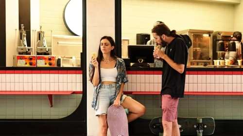 Σε έναν κρυφό δρόμο του κέντρου πίνεις spritz και τρως pizza cones αλλά και εκλεκτό brunch