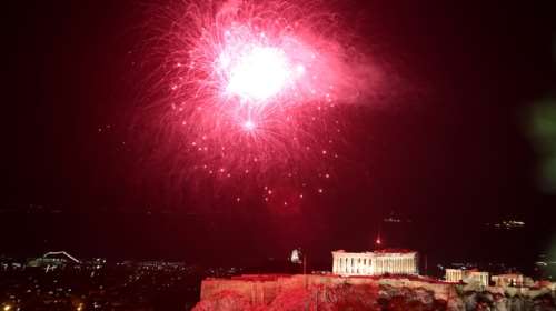Στο Σύνταγμα με Μάριο Φραγκούλη και Γιώργο Περρή αλλάζει χρόνο η Αθήνα - Πάρτι στη Βαρβάκειο