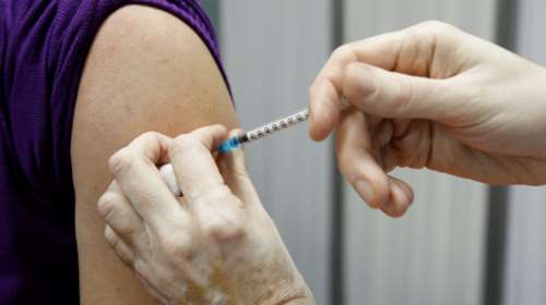 Reuters - Ανατροπή: &quot;Ναι&quot; σε 1η δόση με AstraZeneca και 2η με Pfizer - Αποτελεσματικός ο εμβολιασμός με συνδυασμό σκευασμάτων