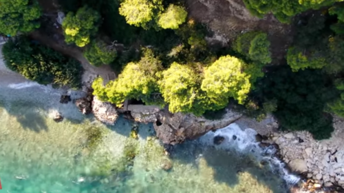 Εντυπωσιακό βίντεο: Το Λουτρό Ωραίας Ελένης από ψηλά - Τοποθεσία βγαλμένη από τα παραμύθια