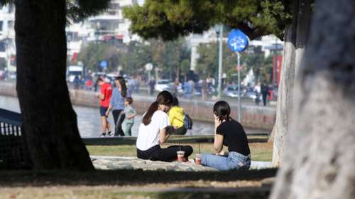 &quot;Ανοιξιάτικος&quot; ο καιρός σήμερα: Λιακάδα με λίγες νεφώσεις και 23άρια - Η πρόγνωση για το Σαββατοκύριακο