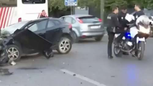 Σοκαριστικό τροχαίο με τραυματίες στη Λεωφόρο Αμαλίας - ΙΧ προσέκρουσε σε κολώνα [βίντεο]