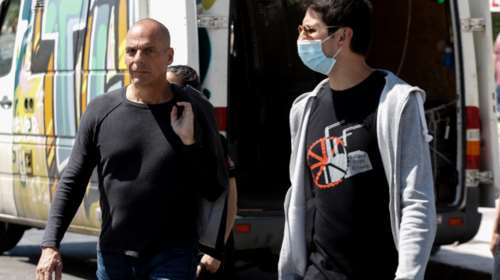 &quot;Ατρόμητος&quot; ο Βαρουφάκης: Στο Σύνταγμα χωρίς μάσκα και με το μπουφάν στον ώμο