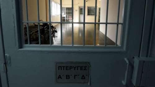 Έρευνες στις φυλακές: Τσεκούρια, σιδερολοστοί, μαχαίρια και ηρωίνη στα κελιά