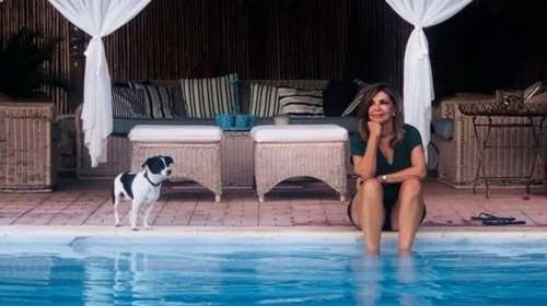 Το εξοχικό της Μιμής Ντενίση στο Θεολόγο είναι ένας επίγειος παράδεισος - Ο τεράστιος κήπος και το σαλόνι δίπλα στην πισίνα