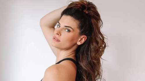 Η Χριστίνα Μπόμπα και οι δίδυμες, Αριάνα και Φιλίππα Τανιμανίδη, φόρεσαν τα bucket hats τους και έκαναν βόλτα στην Αντίπαρο