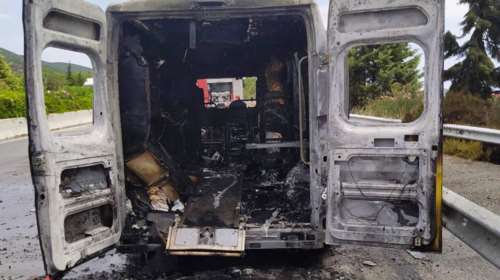 Απίστευτο: Ασθενοφόρο που μετέφερε ασθενή τυλίχθηκε στις φλόγες κοντά στον κόμβο Βελεστίνου [Βίντεο]