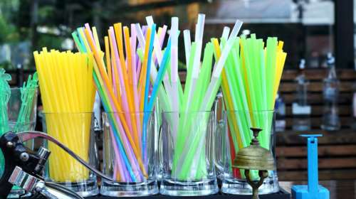 Πλαστικά καλαμάκια: Παράνομο κύκλωμα διάθεσης καταγγέλλει η WWF Ελλάς - &quot;Απογοητευτική η εφαρμογή του νόμου&quot;