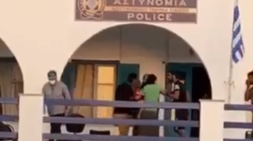 Απίστευτο περιστατικό στην Πάρο: Ρομά ξυλοκόπησαν αστυνομικούς μέσα στο τμήμα [Βίντεο]
