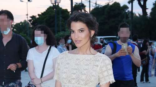 &quot;Μία σύγχρονη Ποκαχόντας&quot;: Η Δήμητρα Κούστα με boho look σε επίδειξη υψηλής ραπτικής