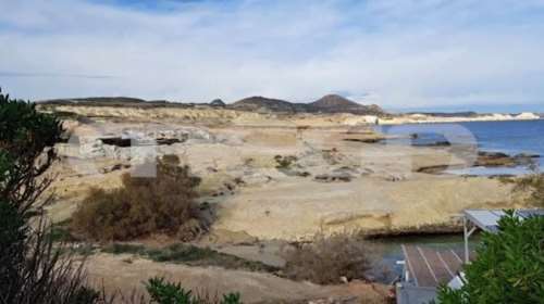 ΥΠΕΝ: Διευκρινίσεις σχετικά με το Σαρακήνικο της Μήλου - Αναστέλλονται οι οικοδομικές άδειες στη Σαντορίνη