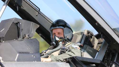 Ο Αρχηγός ΓΕΕΘΑ τιμά τη μνήμη του Ν. Σιαλμά - Πέταξε με F-16 πάνω από τον &#39;Αγιο Ευστράτιο [Βίντεο]