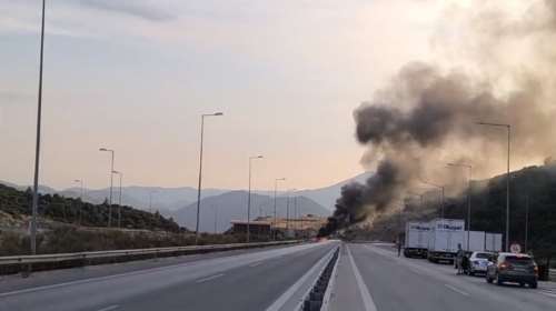 Φορτηγό τυλίχθηκε στις φλόγες μετά τη σήραγγα Παραμυθιάς  – Κλειστή η Εγνατία και στα δύο ρεύματα
