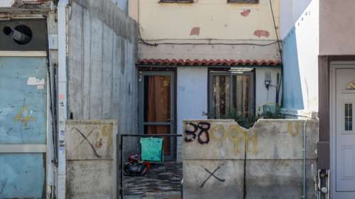 Οργή για τον μικρό Άγγελο: Πέταξαν πέτρες στο σπίτι της φρίκης - Παντού εικόνες και ένας μεγάλος σταυρός στο κολαστήριο