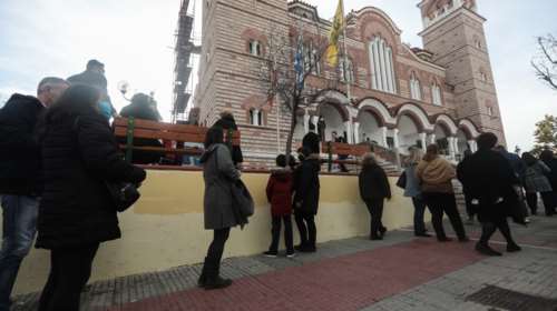 Θεοφάνεια: Πήγαν... περίπατο τα μέτρα - Συνωστισμός σε εκκλησίες και σε παράνομες τελετές ρίψης σταυρού