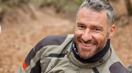 Ο Γιούρκας Σεϊταρίδης σε μία σπάνια δημόσια εμφάνιση με τη γοητευτική σύζυγό του, Μάιρα Παπαϊωάννου, και το παιδί τους