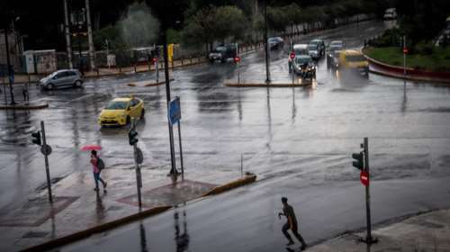 Δυνατές μπόρες στα βόρεια προάστια της Αττικής - Ποιες περιοχές πλήττονται, η πρόγνωση του καιρού