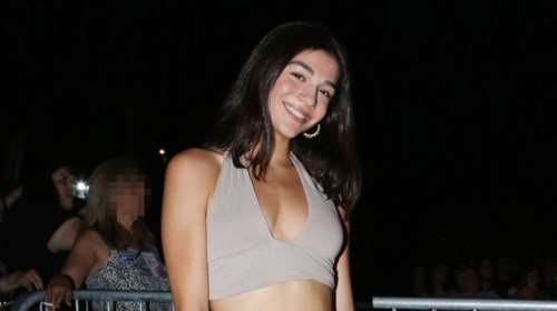 Η Μελίνα Νικολαΐδη είναι μία πολύ τρυφερή κόρη: Στη συναυλία της μητέρας της με άκρως καλοκαιρινό look