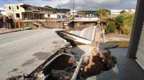 Ρόδος: Επεσε και η υπόλοιπη γέφυρα στο Φαληράκι - Πλημμύρες σε σπίτια και καταστήματα από τη νέα νεροποντή