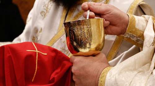 Σε &quot;απολογία&quot; ο ιερέας που ζήτησε την αλλαγή του τρόπου μετάληψης για την προστασία των πιστών