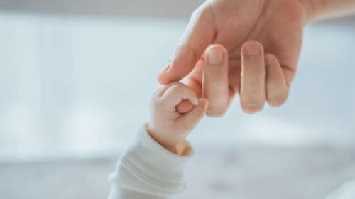 Θεσσαλονίκη: Δύο αδελφάκια 1 και 2 ετών εντοπίστηκαν να μπουσουλάνε σε δρόμο - Συνελήφθησαν οι γονείς