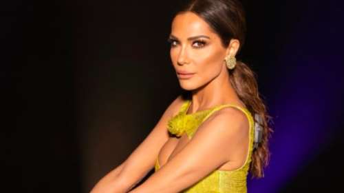 Η Δέσποινα Βανδή φωτογραφίζεται με τους συμμαθητές της από το Λύκειο