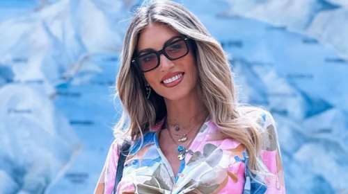 H Αθηνά Οικονομάκου φόρεσε τα ιδανικά πέδιλα που ταιριάζουν τέλεια με μίνι φούστες και φορέματα