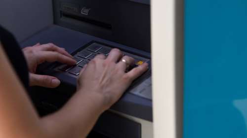 Μενίδι: Πώς ο 18χρονος έστειλε στο νοσοκομείο την 72χρονη για την... ουρά στο ΑΤΜ - Συνελήφθη ο δράστης