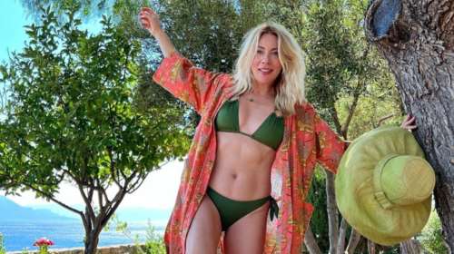 Η Σμαράγδα Καρύδη ποζάρει επάνω σε φουσκωτό στην πισίνα του σπιτιού της στην Αίγινα