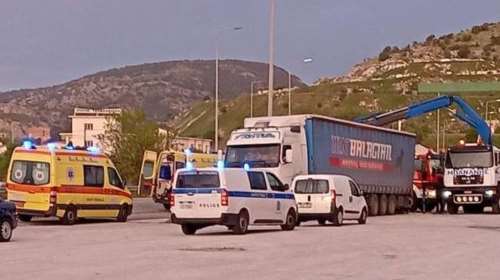 Καβάλα: Σοκαριστικό τροχαίο – ΙΧ σφήνωσε κάτω από νταλίκα, στη ΜΕΘ ο 22χρονος συνοδηγός