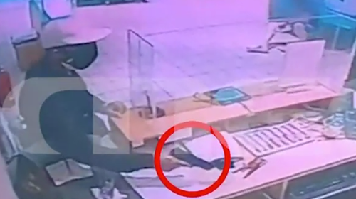 Νέα Φιλαδέλφεια: Καρέ- καρέ η ένοπλη ληστεία σε τράπεζα με όμηρο μία γυναίκα [Βίντεο]