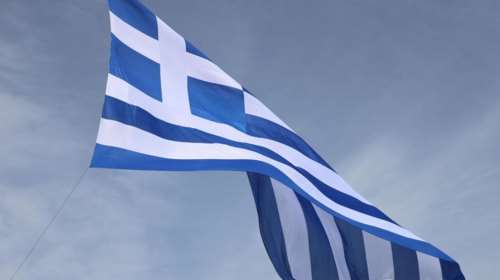 25η Μαρτίου: Ελληνική σημαία 1,5 στρέμμα κυματίζει επιβλητική στο λιμάνι του Ηρακλείου [εικόνες]