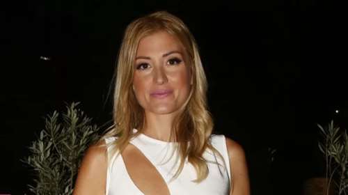 Αγνώριστη η Ράνια Τζίμα: Υιοθέτησε το κούρεμα που κολακεύει όλες τις γυναίκες